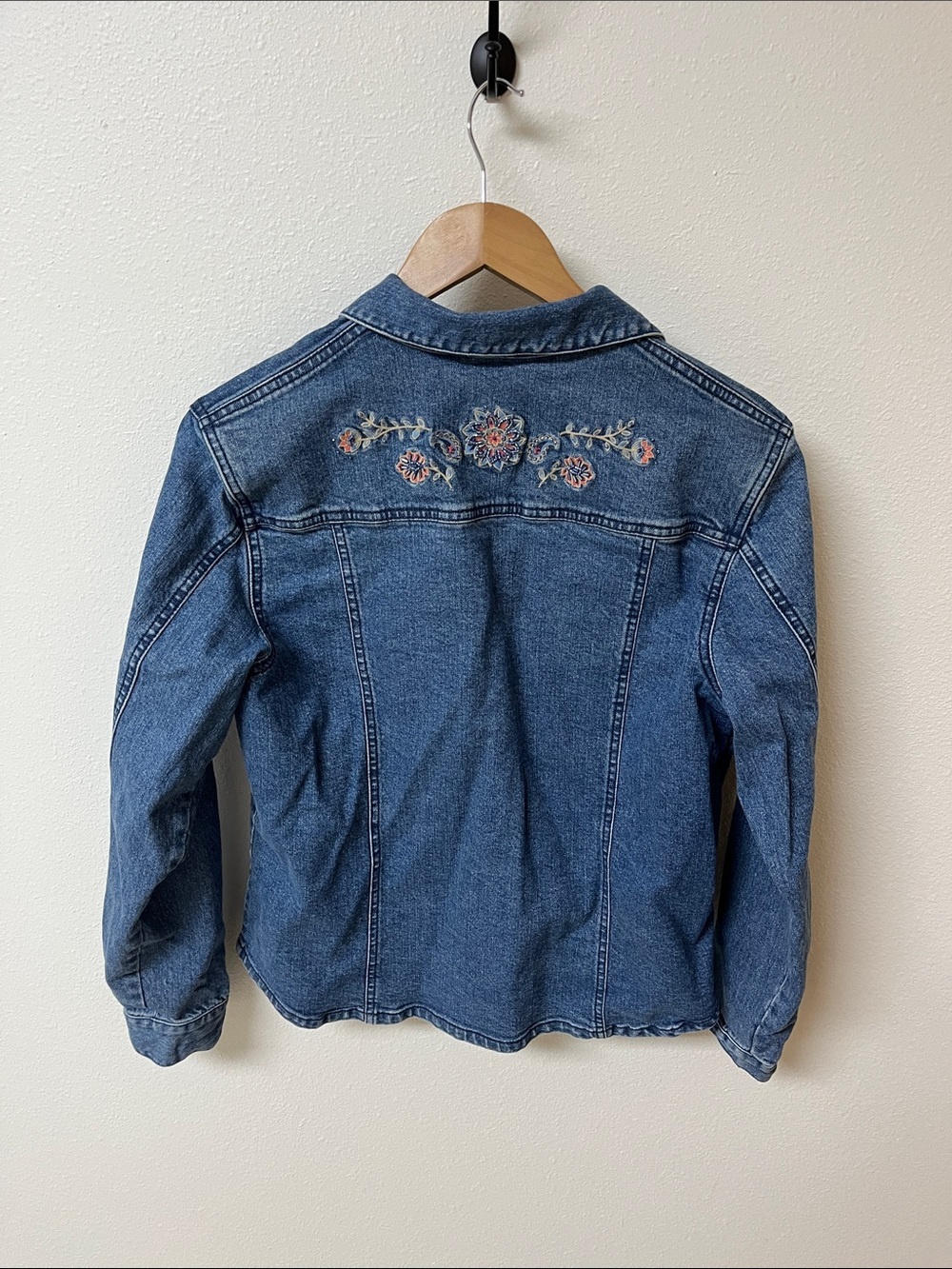 Pendleton Blue Denim Jacket with Floral Embroidery women’s size M - Picture 3 of 3